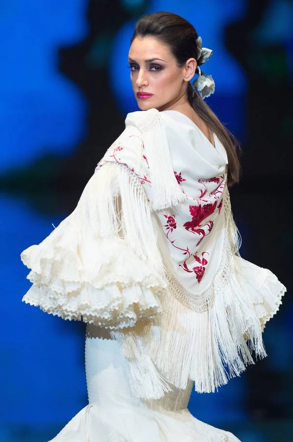 Varias modelos desfilan dentro del salón internacional de moda flamenca SIMOF, en Sevilla, que este año celebra su 25 aniversario.