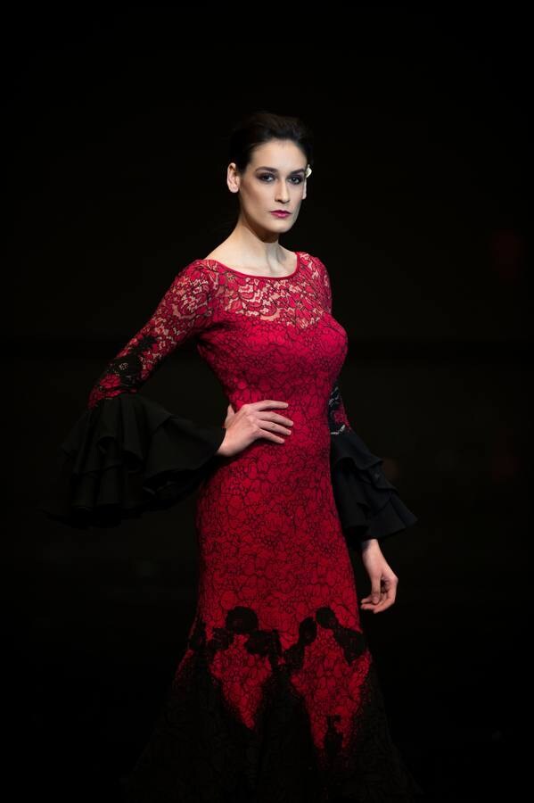 Varias modelos desfilan dentro del salón internacional de moda flamenca SIMOF, en Sevilla, que este año celebra su 25 aniversario.