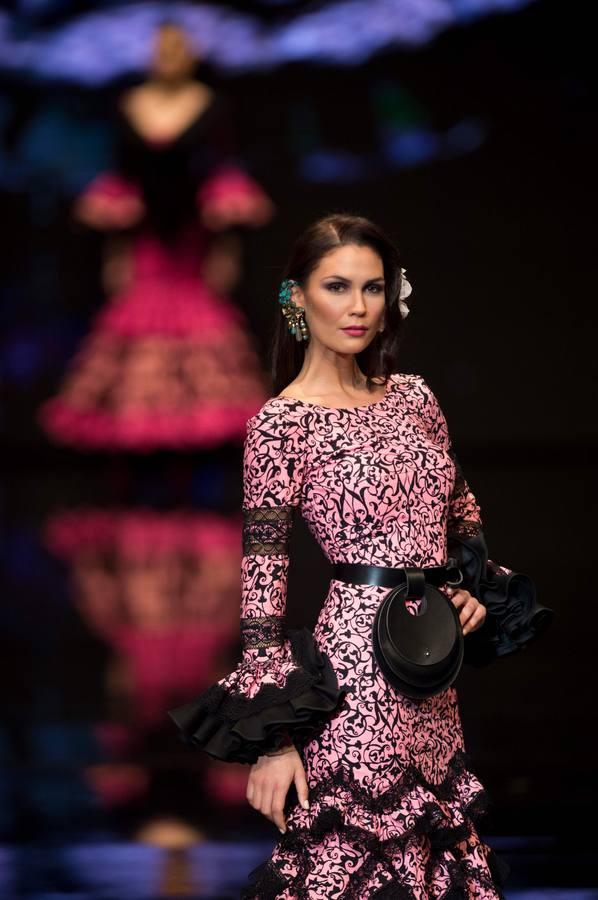 Varias modelos desfilan dentro del salón internacional de moda flamenca SIMOF, en Sevilla, que este año celebra su 25 aniversario.