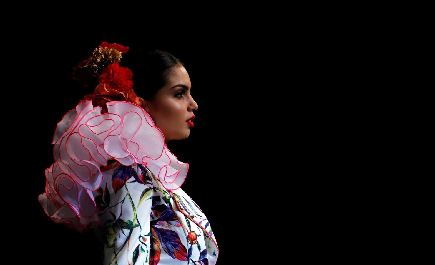 Varias modelos desfilan dentro del salón internacional de moda flamenca SIMOF, en Sevilla, que este año celebra su 25 aniversario.