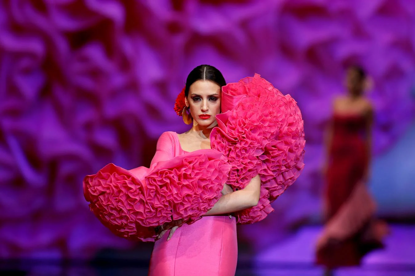 Varias modelos desfilan dentro del salón internacional de moda flamenca SIMOF, en Sevilla, que este año celebra su 25 aniversario.