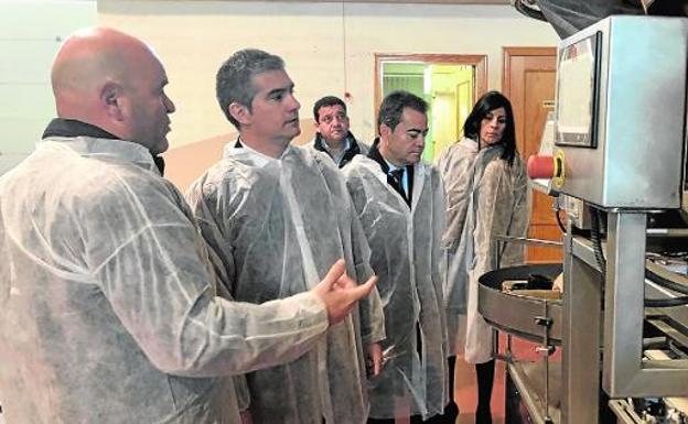 El consejero Miguel Ángel del Amor visitó ayer la empresa Pimentón y Especias Don Sabor. 