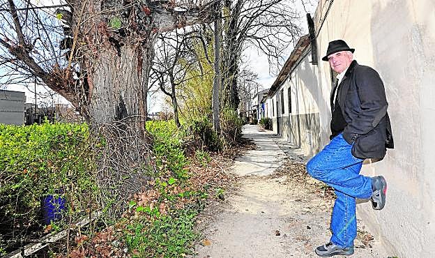 El arquitecto Enrique de Andrés posa en La Isla, un paraje de la huerta ubicado entre las acequias Aljufía y Caravija. 