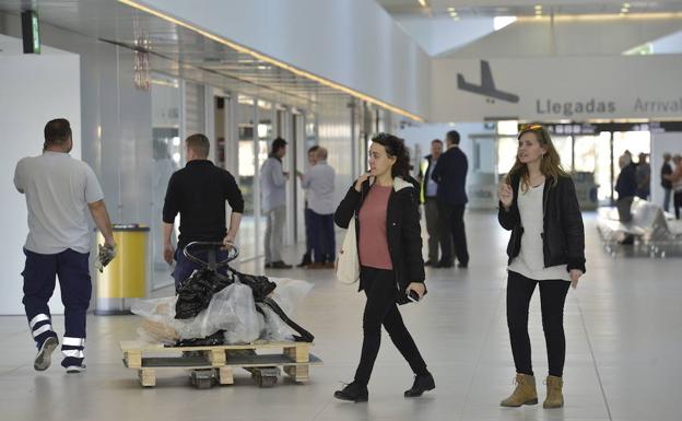 Dos mujeres pasean por el Aeropuerto de Corvera.