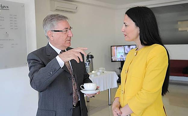 La directora de Pesca de Malta destituida, Andreina Fenech Farrugia, junto al comisario europeo, también maltés, Karmenu Vella.