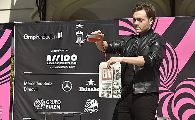 El ilusionista Jammes Garibo actúa en la presentación de la décima edición del festival 'Grandes Ilusiones'.