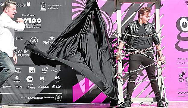 A la izquierda, el director artístico del Festival, Javier Martín, colaborando en un truco de magia con Jammes Garibo. 