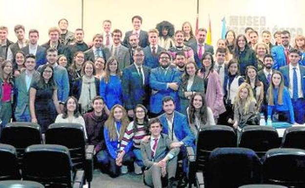  Universitarios participantes en el VI Torneo de Debate, junto al alcalde, José Ballesta, y la concejal Rebeca Pérez, en el Museo Arqueológico. 