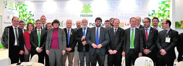 Cooperativistas y expositores de Fecoam, junto a las autoridades regionales, el pasado miércoles durante la apertura de Fruit Logistica 2019. 