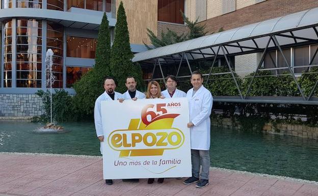 El equipo de Diseño de ElPozo, formado por (de izquierda a derecha) José Luis Fuentes, José Manuel Sánchez, Montse Moreno, Damián Rubio y Nacho Cuevas, muestra el nuevo logotipo.