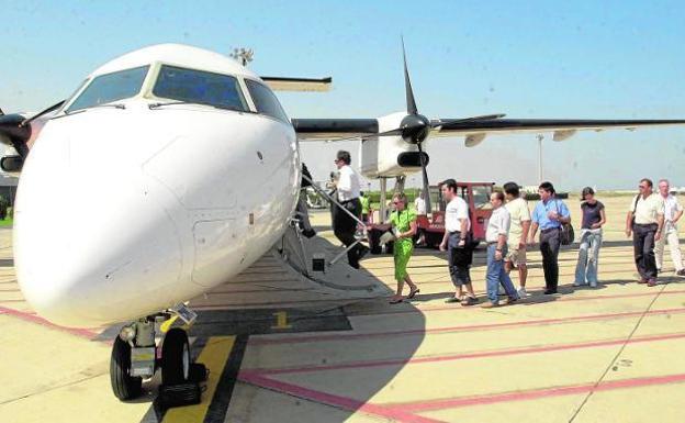 Los pasajeros suben a un vuelo de Iberia-Air Nostrum en el aeropuerto de San Javier con destino a Madrid, en una foto de archivo. 