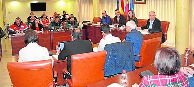 Carrasco, Conesa y Moreno, ayer, presidiendo la Junta Local de Seguridad sobre los carnavales. 