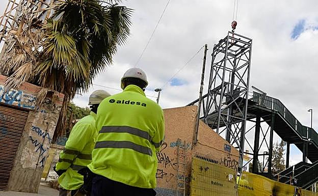 Instalación de los ascensores de la pasarela del paso a nivel de Santiago el Mayor.
