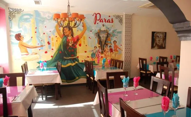 El restaurante está decorado con el estilo tradicional del norte de la India