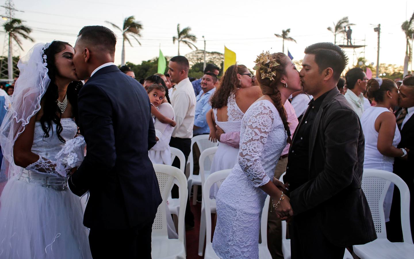 Las autoridades de Managua celebraron este jueves una fiesta a 250 parejas que contrajeron matrimonio civil en una boda colectiva con motivo del Día de San Valentín. 