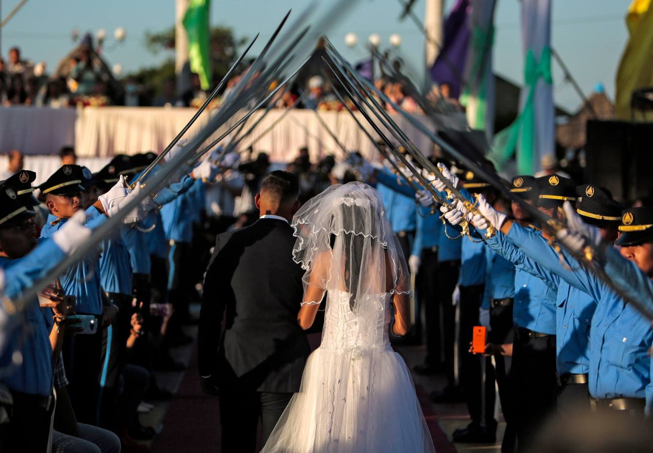 Las autoridades de Managua celebraron este jueves una fiesta a 250 parejas que contrajeron matrimonio civil en una boda colectiva con motivo del Día de San Valentín. 