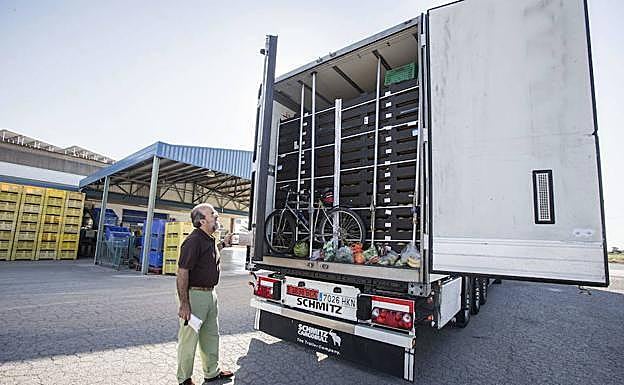 Un camionero muestra la carga del interior del vehículo.