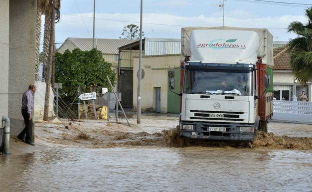 Un camión intenta circular por una carretera inundada en Pozo Aledo, en una fotografía del pasado mes de noviembre.