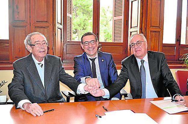 Clemente García, el rector José Luján y Manuel Bravo, ayer. 