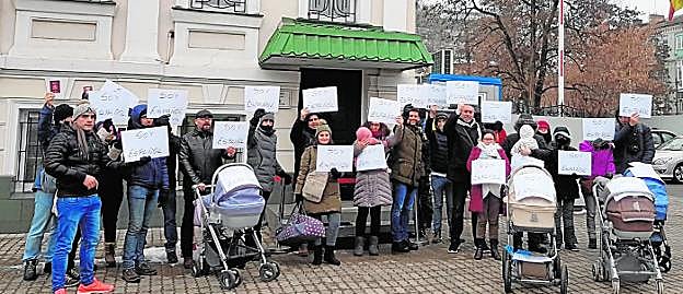 Protesta de algunas de las familias afectadas, ayer, a las puertas del Consulado de España, antes de que se desbloquease el conflicto. 