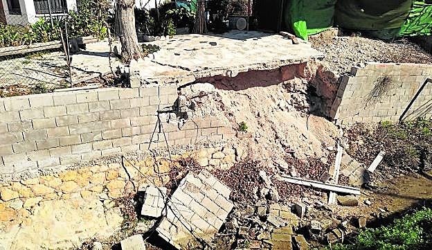 Acera deteriorada en Aljucer junto a la acequia de Barreras. 