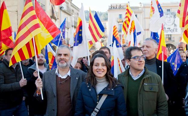 La líder de Ciudadanos en Cataluña, Inés Arrimadas (c), junto a miembros del grupo parlamentario de Cs y los cargos electos de la formación en Girona. 