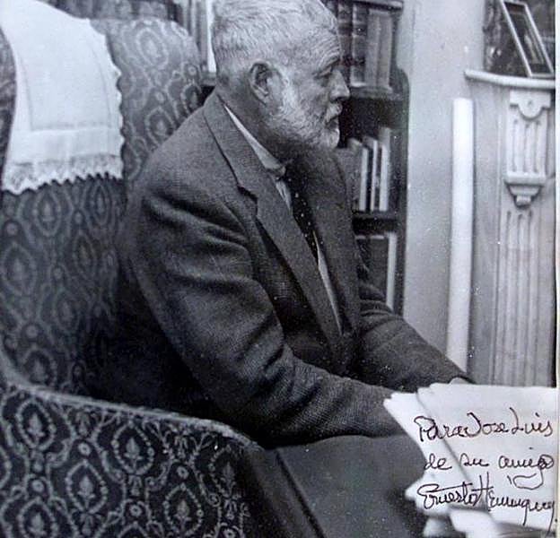 Hemingway, en una fotografía dedicada al yeclano: «Para José Luis, de un amigo. Ernest Hemingway'. 