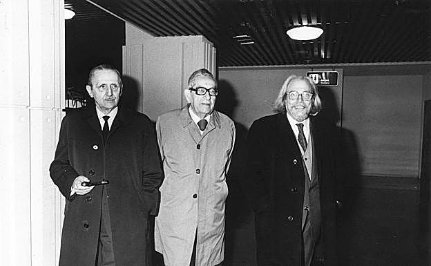 Imagen principal - Buero Vallejo, Rosales y Castillo-Puche. | Castiilo-Puche departiendo con el poeta mexicano Octavio Paz. | Los escritores cartageneros José María Alvarez y Arturo Pérez-Reverte riendo junto a José Luis Castillo-Puche, en la inauguración de la exposición 'Murcia, tierra de escritores', en 1999.