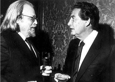 Imagen secundaria 1 - Buero Vallejo, Rosales y Castillo-Puche. | Castiilo-Puche departiendo con el poeta mexicano Octavio Paz. | Los escritores cartageneros José María Alvarez y Arturo Pérez-Reverte riendo junto a José Luis Castillo-Puche, en la inauguración de la exposición 'Murcia, tierra de escritores', en 1999.