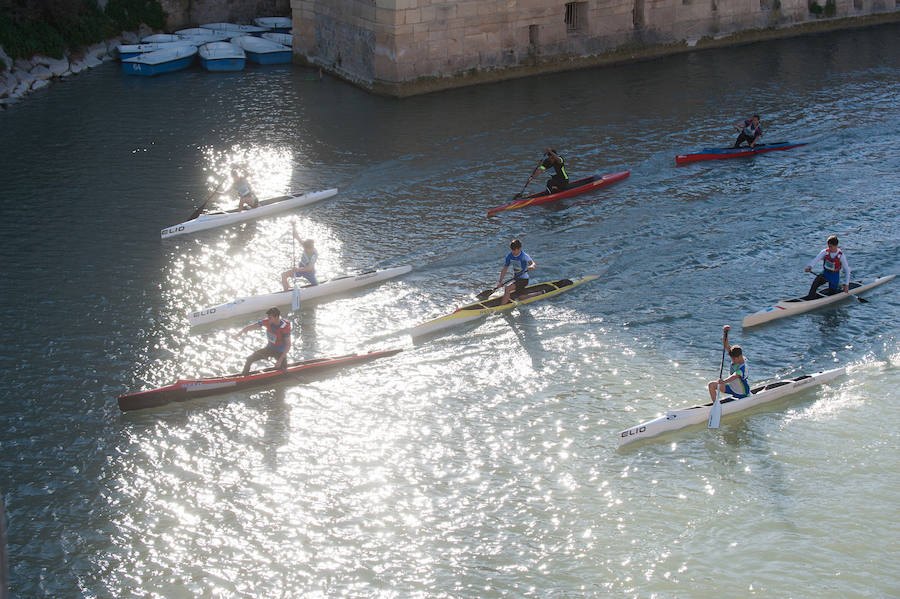 La Regata Ciudad de Murcia rompe su techo con setecientos palistas, barcos dragón y participantes de prestigio.