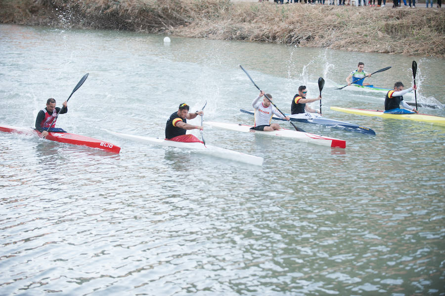 La Regata Ciudad de Murcia rompe su techo con setecientos palistas, barcos dragón y participantes de prestigio.