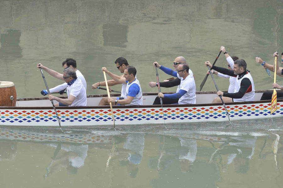 La Regata Ciudad de Murcia rompe su techo con setecientos palistas, barcos dragón y participantes de prestigio.