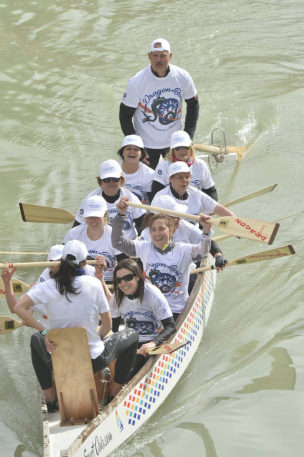 La Regata Ciudad de Murcia rompe su techo con setecientos palistas, barcos dragón y participantes de prestigio.