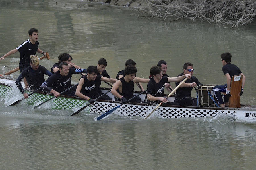 La Regata Ciudad de Murcia rompe su techo con setecientos palistas, barcos dragón y participantes de prestigio.