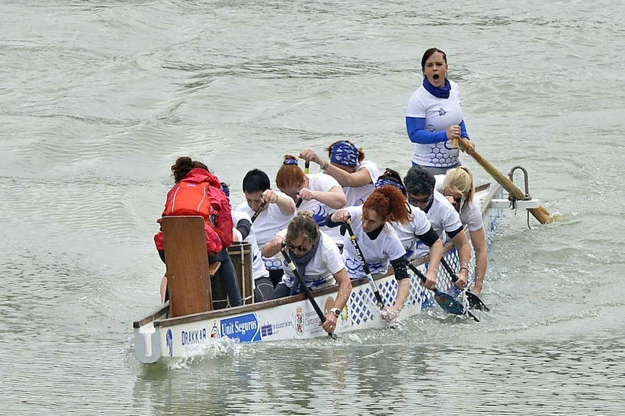 La Regata Ciudad de Murcia rompe su techo con setecientos palistas, barcos dragón y participantes de prestigio.