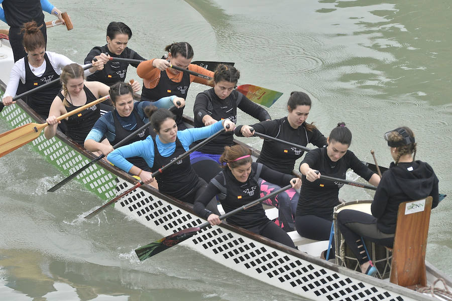 La Regata Ciudad de Murcia rompe su techo con setecientos palistas, barcos dragón y participantes de prestigio.