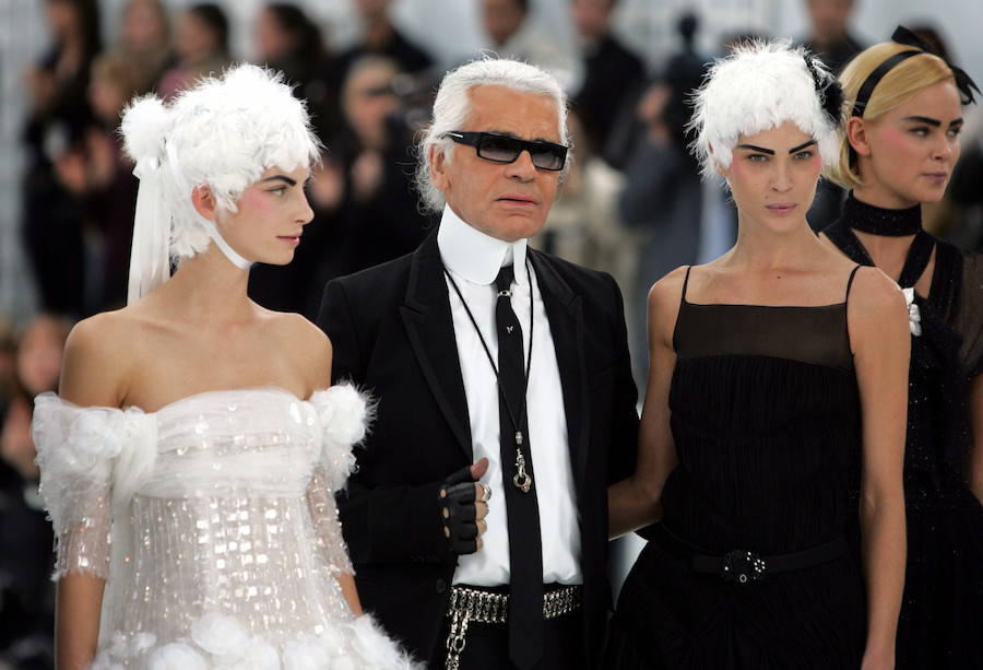 El diseñador alemán Karl Lagerfeld, conocido por haber dirigido las creaciones de la firma francesa Chanel desde 1983, ha fallecido este martes a los 85 años de edad.