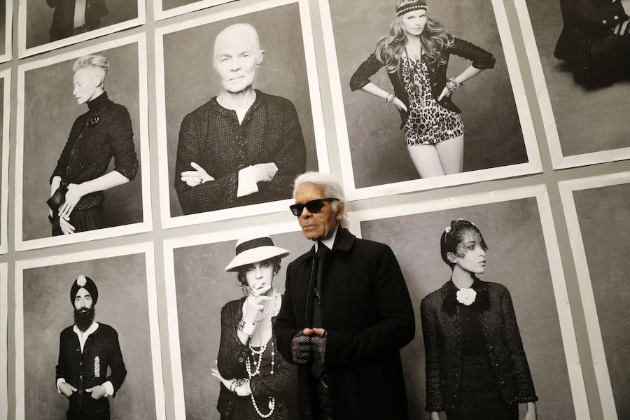 El diseñador alemán Karl Lagerfeld, conocido por haber dirigido las creaciones de la firma francesa Chanel desde 1983, ha fallecido este martes a los 85 años de edad.
