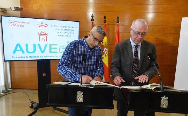 Francisco Javier Martínez Abellán y Antonio Navarro firman el acuerdo de colaboración entre AUVE y el Ayuntamiento de Murcia.