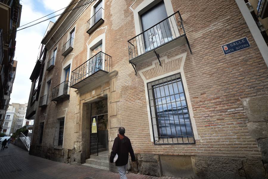 Las instantáneas se han tomado en lugares como el Paseo de Corvera, el río Segura, el edficio Guillamón y las cúpulas de los inmuebles modernistas de la Casa Cerdá