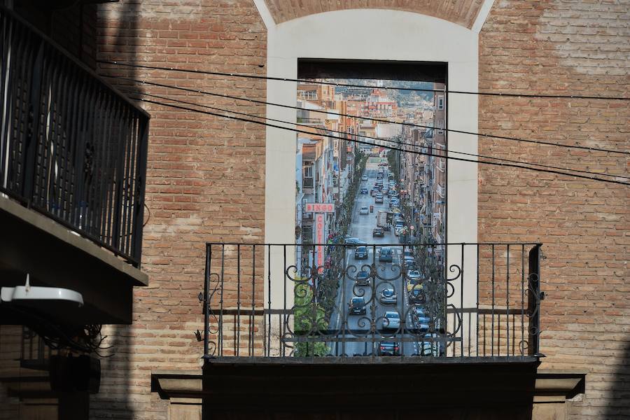 Las instantáneas se han tomado en lugares como el Paseo de Corvera, el río Segura, el edficio Guillamón y las cúpulas de los inmuebles modernistas de la Casa Cerdá