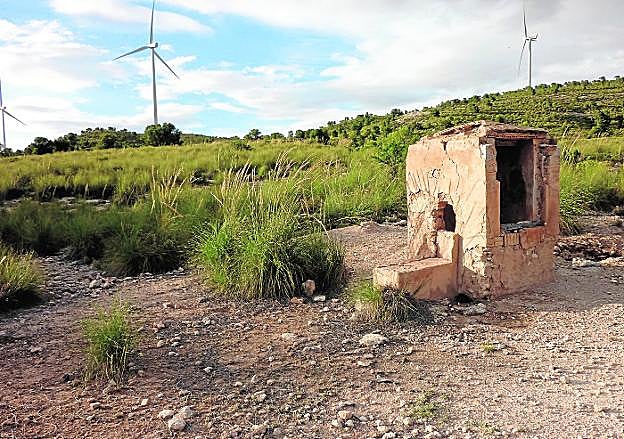 Aljibe levantado para atender a las cuadrillas en la tendida del esparto del Lomo de La Tella (Jumilla). El Ayuntamiento construyó una red formada por 53 de estas cisternas, repartidas por todo el municipio.