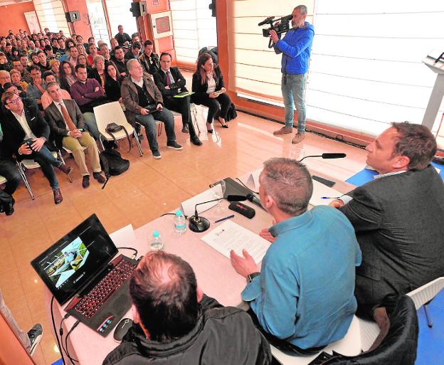 Asistentes a una de las ponencias, ayer, entre ellos Del Amor (en primera fila, segundo por la izquierda). 