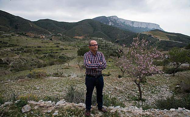 Juan Antonio Ortega, en la entrada de la rambla del Cañar, con el cortado de Peñas Blancas al fondo. 