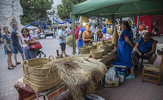 Imagen principal - Muestra de artesanía en un mercado tradicional de Cartagena. | Trenzado de pleita en una muestra lorquina. | Enseres y herramientas del museo de Cieza.