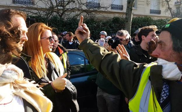 Ingrid Levavasseur, con gafas de sol, es increpada por un 'chaleco amarillo' en las protestas del pasado domingo en París.
