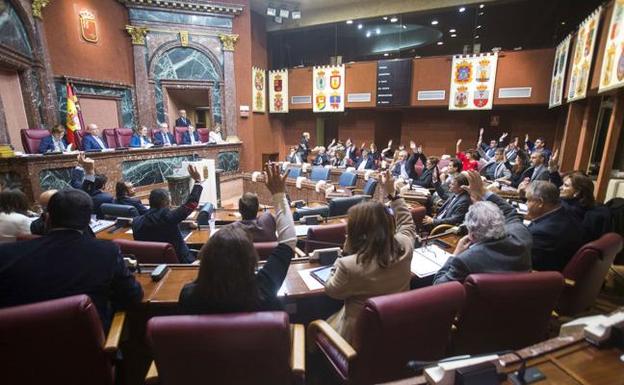 Imagen de archivo de una votación en el hemiciclo de la Asamblea Regional. 