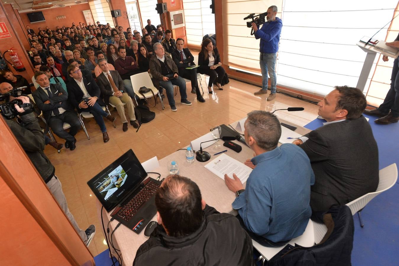 El consejero Del Amor anuncia las subvenciones durante unas jornadas con 400 jóvenes agricultores celebradas en la pedanía de La Hoya