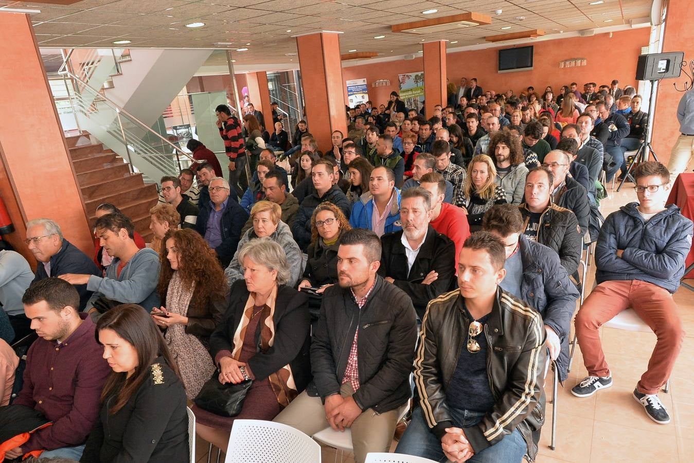 El consejero Del Amor anuncia las subvenciones durante unas jornadas con 400 jóvenes agricultores celebradas en la pedanía de La Hoya