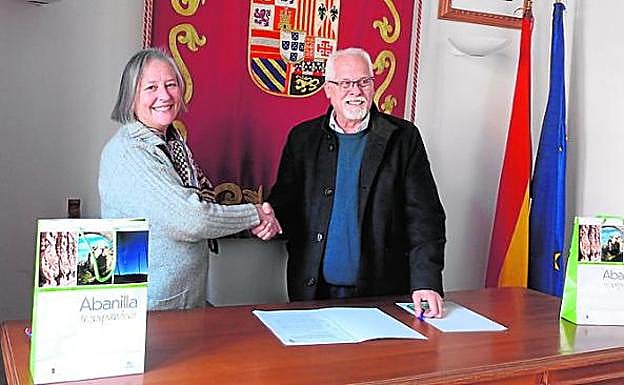 Ana Mª García, presidenta de Ecologistas, y el alcalde Alonso. 